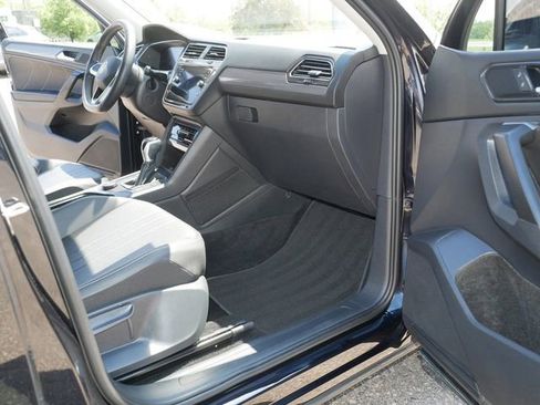 Certified 2023 Volkswagen Tiguan SE w/ Panoramic Sunroof Package AWD/4WD image 19