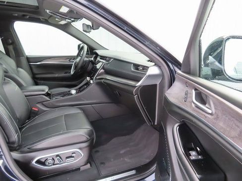 Used 2024 Jeep Grand Cherokee Overland w/ Luxury Tech Group IV image 25