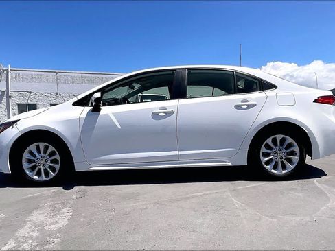 Used 2021 Toyota Corolla LE FWD image 3