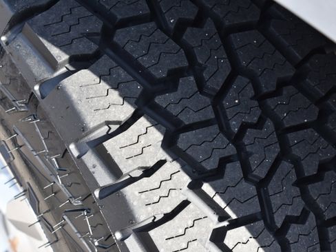 Used 2024 Chevrolet Silverado 1500 LT w/ Z71 Off-Road Package image 11