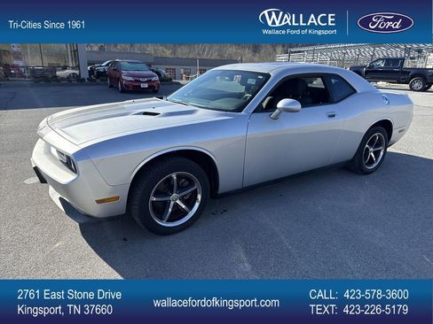 Used 2010 Dodge Challenger SE RWD image 3