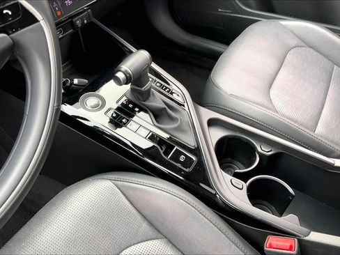 Used 2023 Kia Niro SX image 19