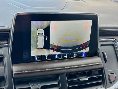 Used 2023 GMC Yukon XL SLT w/ SLT Premium Package image 10