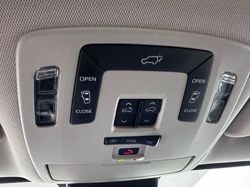 Used 2021 Toyota Sienna XLE image 34