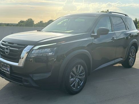Used 2025 Nissan Pathfinder SV FWD image 8