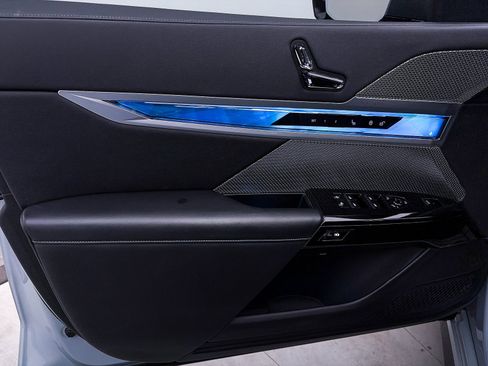 Used 2023 BMW 740i w/ Executive Package image 18