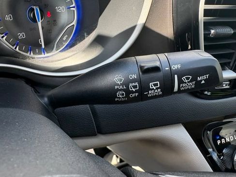 Used 2023 Chrysler Pacifica Touring-L FWD image 37