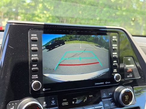 Used 2021 Toyota Highlander XLE AWD/4WD image 32