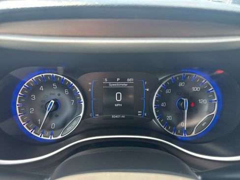 Used 2017 Chrysler Pacifica Touring FWD image 16