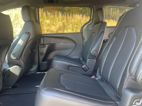 New 2026 Chrysler Pacifica Select FWD image 21
