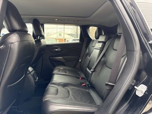 Used 2019 Jeep Cherokee Limited image 11