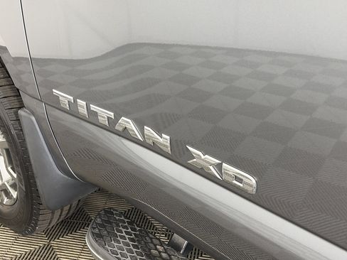 Used 2018 Nissan Titan SL w/ Chrome Package AWD/4WD image 18