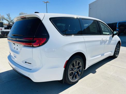 New 2026 Chrysler Pacifica Select w/ Quick Order Package 2EV image 41