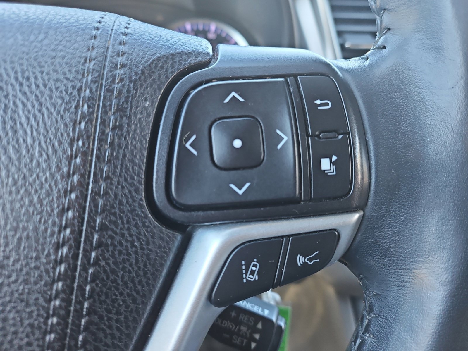 Used 2019 Toyota Highlander Plus AWD/4WD image 23