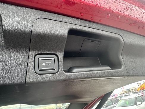 Used 2022 GMC Acadia SLT w/ Technology Package image 15