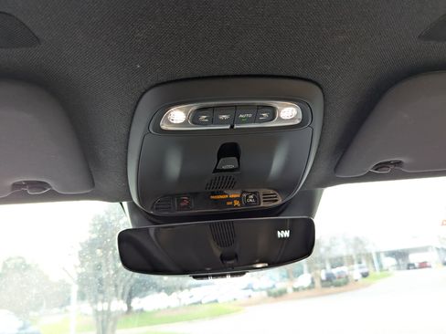 Used 2020 Volvo XC40 T5 Momentum image 25