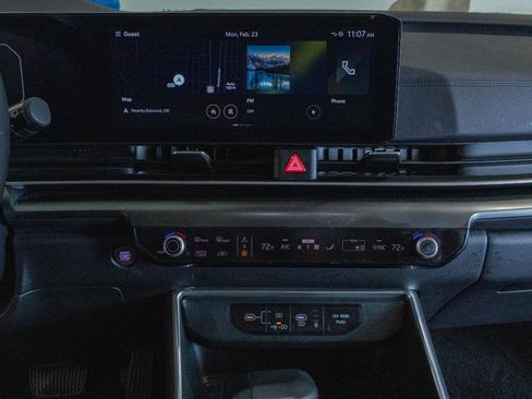 Used 2025 Kia Carnival SX Prestige image 4