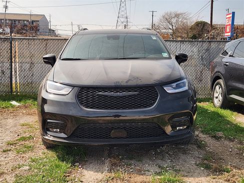 Used 2023 Chrysler Pacifica Limited w/ Uconnect Theater Family Group image 2