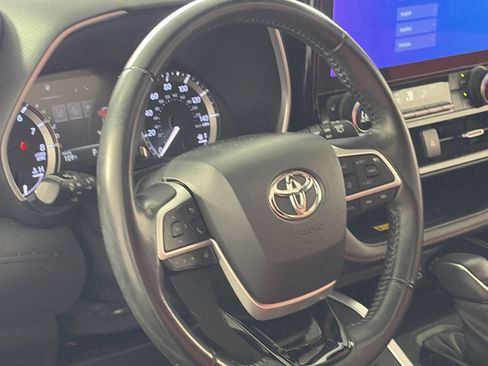 Used 2023 Toyota Highlander XSE FWD image 12