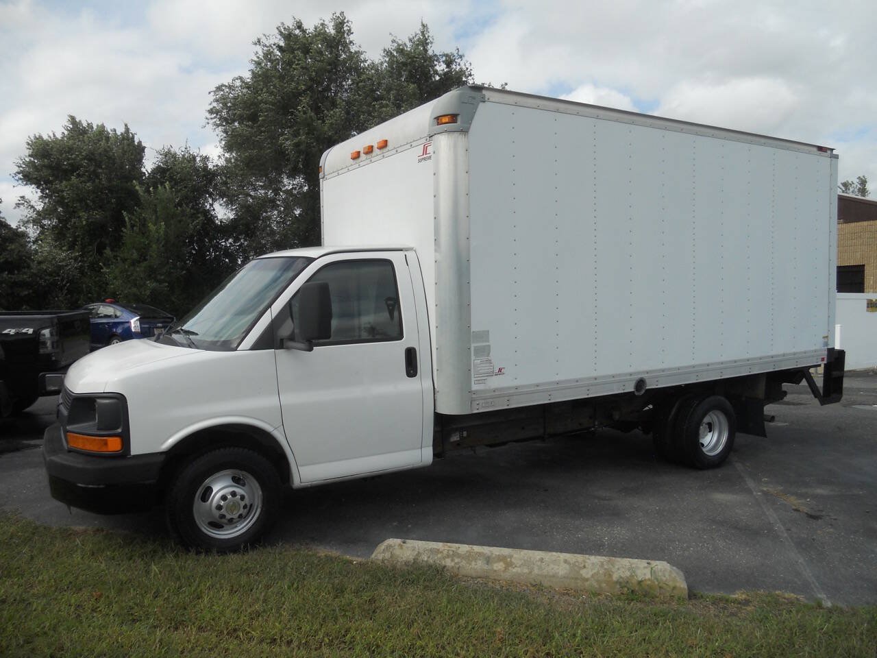 Used 2013 Chevrolet Express 3500 Extended RWD image 28
