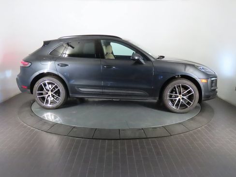 Certified 2026 Porsche Macan AWD/4WD image 8