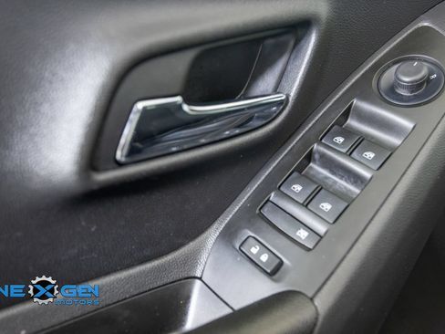 Used 2022 Chevrolet Trax LT w/ Midnight Edition AWD/4WD image 13