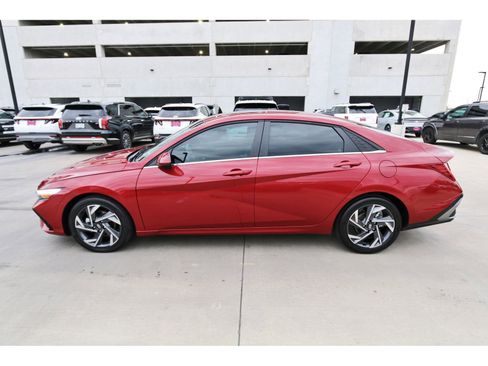 Certified 2025 Hyundai Elantra SEL image 4