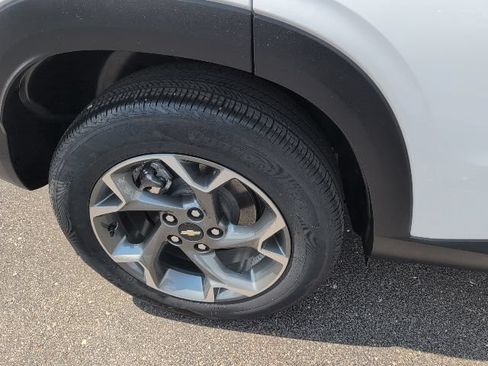 Used 2024 Chevrolet Trax LT w/ Sunroof Package FWD image 14