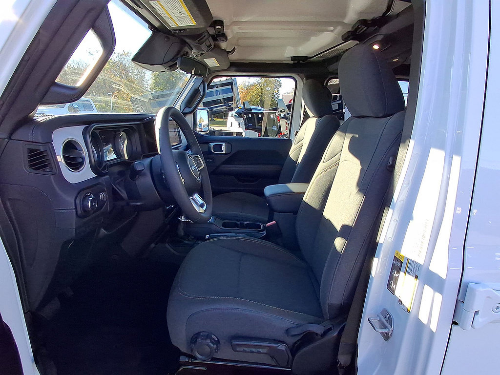 Used 2026 Jeep Wrangler Unlimited Sahara AWD/4WD image 17