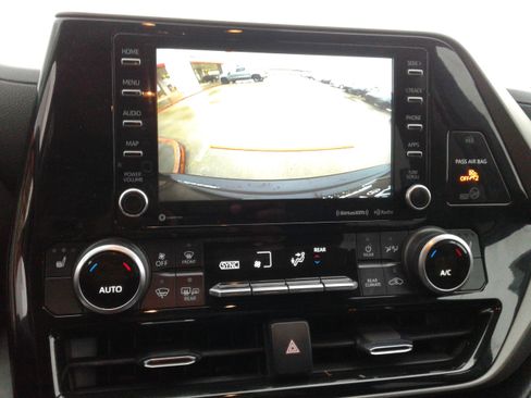 Used 2021 Toyota Highlander XLE image 20