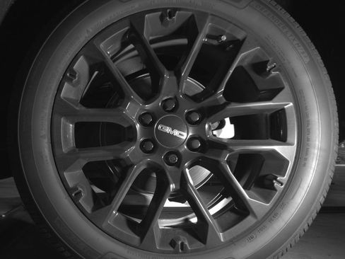 Used 2023 GMC Yukon SLT RWD image 13