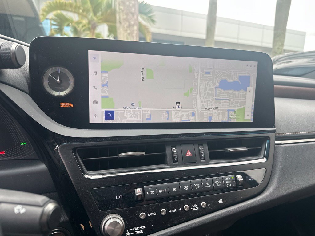 Used 2024 Lexus ES 300h Ultra Luxury w/ Accessory Package (Z2) FWD image 8