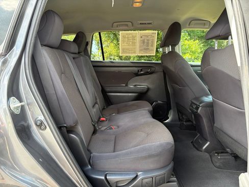 Used 2022 Toyota Highlander LE FWD image 28