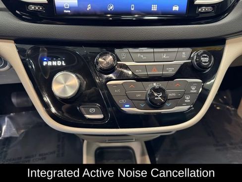 Used 2024 Chrysler Pacifica Touring-L image 3