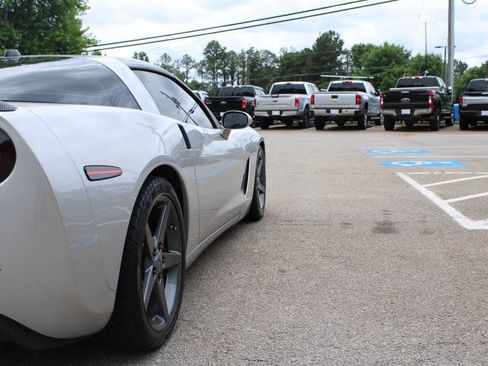 Used 2005 Chevrolet Corvette Coupe w/ Preferred Equipment Group RWD image 31
