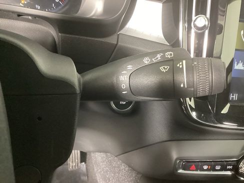 Used 2021 Volvo XC40 T5 Momentum w/ Premium Package image 23