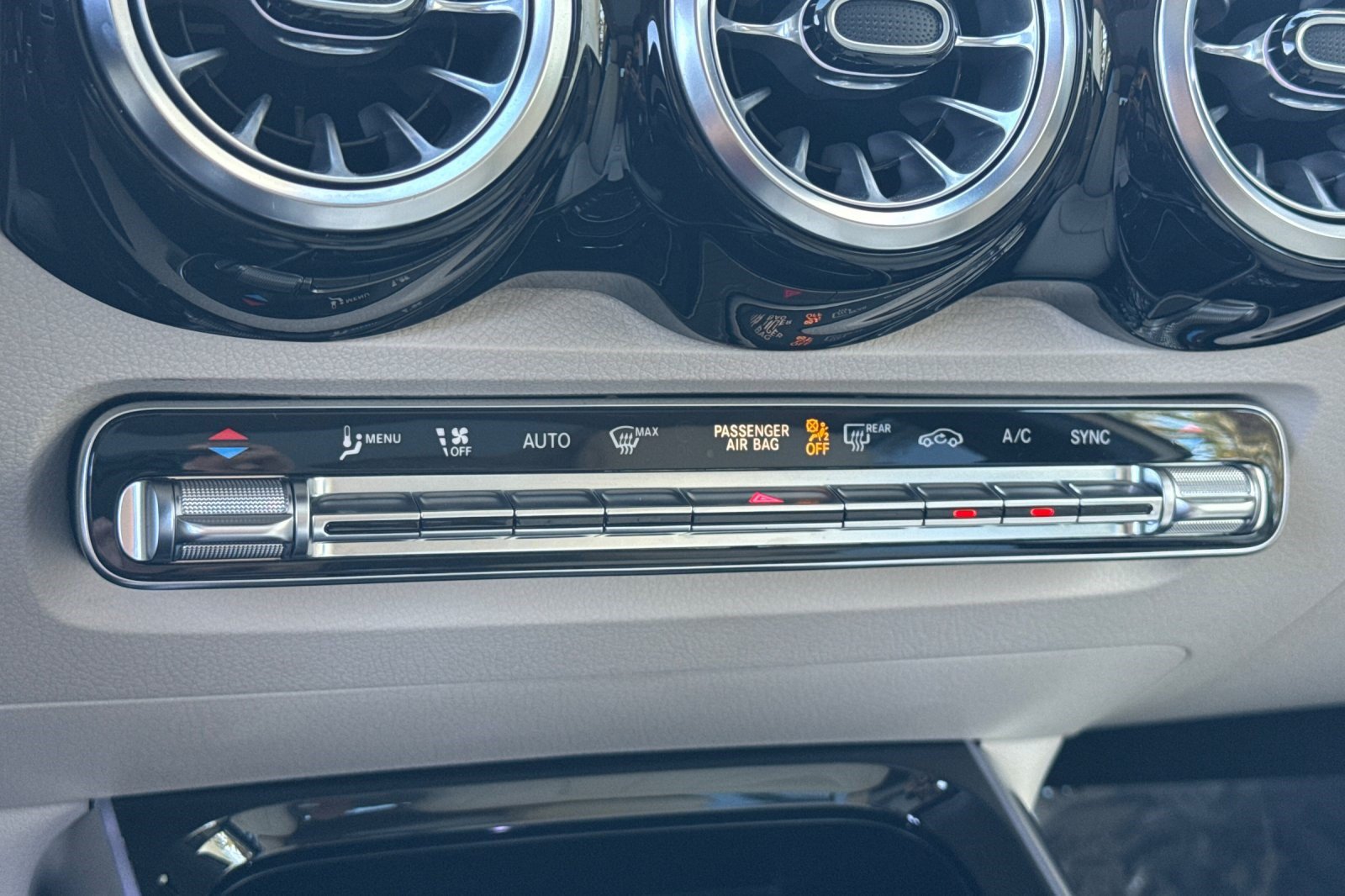Used 2023 Mercedes-Benz GLB 250 w/ Premium Package image 18
