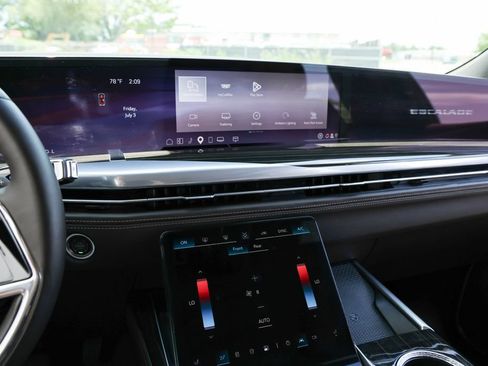 Used 2025 Cadillac Escalade Premium Luxury w/ LPO, Floor Liner Package AWD/4WD image 9