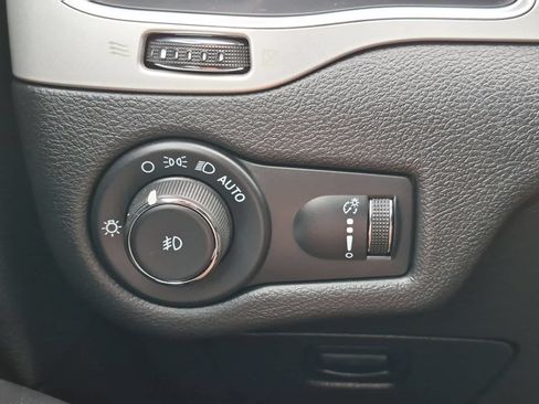 Used 2022 Jeep Cherokee Latitude AWD/4WD image 28