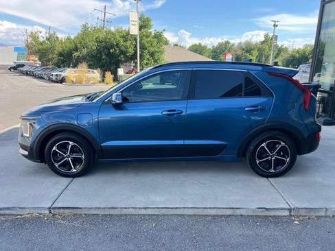 Used 2023 Kia Niro EX w/ EX Cold Weather Package FWD image 3