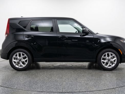 Used 2025 Kia Soul LX FWD image 11
