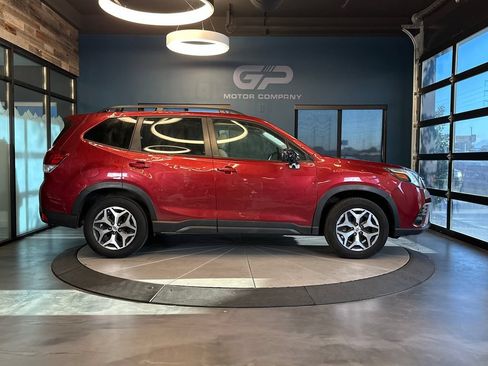 Used 2023 Subaru Forester Premium AWD/4WD image 2