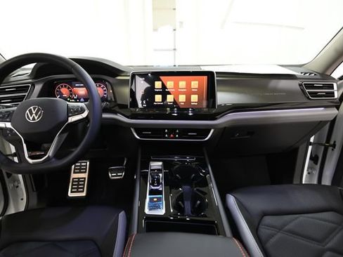 New 2026 Volkswagen Atlas Peak Edition image 2