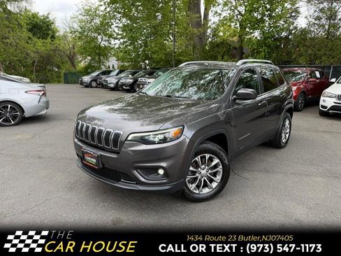 Used 2019 Jeep Cherokee Latitude Plus w/ Cold Weather Group AWD/4WD image 1