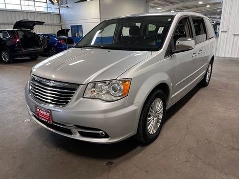 Used 2012 Chrysler Town & Country Limited w/ Luxury Group FWD image 7