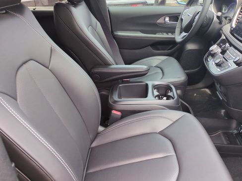 New 2026 Chrysler Pacifica Select FWD image 19