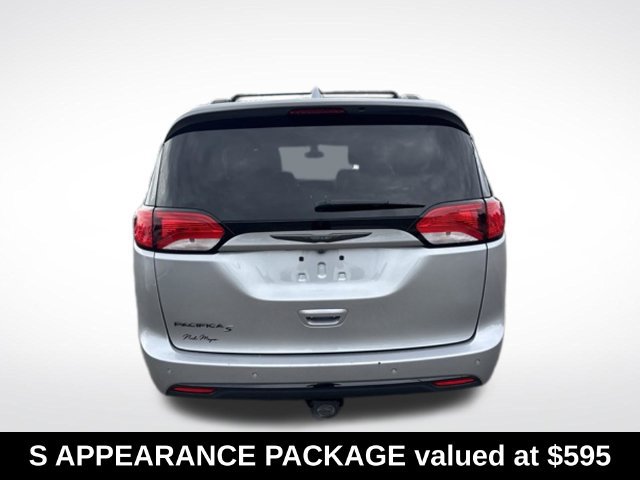 Used 2018 Chrysler Pacifica Touring-L w/ Premium Audio Group FWD image 6