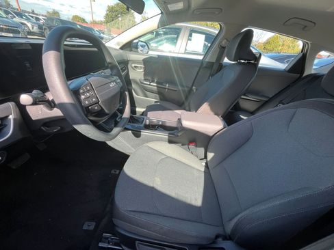 Used 2025 Kia K4 LXS image 25