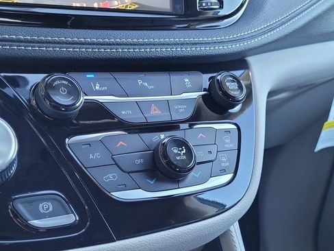 Used 2023 Chrysler Pacifica Limited image 11