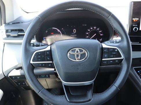 Used 2025 Toyota Sienna XLE FWD image 21